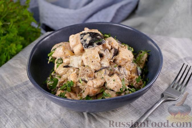 Тёплый салат с курицей и жареными баклажанами