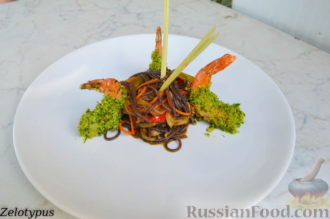 Рецепт Чёрная рисовая лапша с овощами и креветками в пармезане