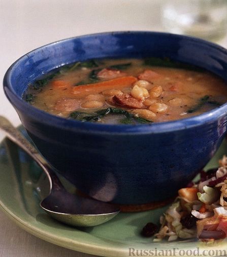 Фасолевый суп с колбасой и томатной пастой