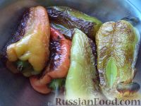 Фото приготовления рецепта: Сладкий жареный перец в чесночной заливке - шаг №3
