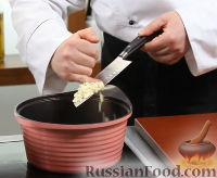 Фото приготовления рецепта: Томатный суп с песто - шаг №4