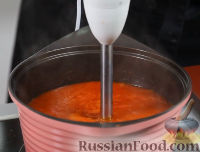 Фото приготовления рецепта: Томатный суп с песто - шаг №9