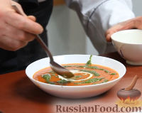 Фото приготовления рецепта: Томатный суп с песто - шаг №12