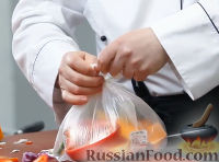 Фото приготовления рецепта: Теплый салат из печеных овощей, с песто и сыром - шаг №11