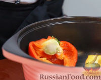 Фото приготовления рецепта: Теплый салат из печеных овощей, с песто и сыром - шаг №13
