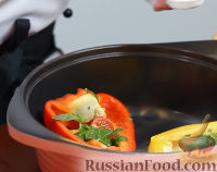 Фото приготовления рецепта: Теплый салат из печеных овощей, с песто и сыром - шаг №14