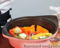 Фото приготовления рецепта: Теплый салат из печеных овощей, с песто и сыром - шаг №15