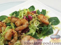 Фото к рецепту: Салат с жареными креветками
