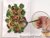 Фото приготовления рецепта: Салат с жареными креветками - шаг №8