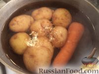 Фото приготовления рецепта: Салат "Оливье" с колбасой и свежими огурчиками - шаг №1