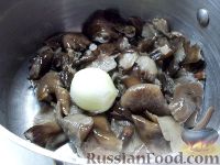 Фото приготовления рецепта: Суп из замороженных грибов - шаг №3