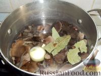 Фото приготовления рецепта: Суп из замороженных грибов - шаг №6