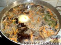Фото приготовления рецепта: Суп из замороженных грибов - шаг №11