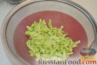 Фото приготовления рецепта: Овощной салат с сырными шариками - шаг №2