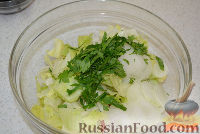 Фото приготовления рецепта: Овощной салат с сырными шариками - шаг №6
