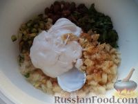 Фото приготовления рецепта: Салат из фасоли с огурцом и яблоками к шашлыку - шаг №11