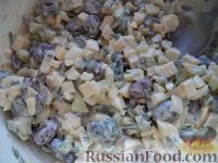 Фото приготовления рецепта: Салат из фасоли с огурцом и яблоками к шашлыку - шаг №12