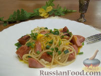 Фото к рецепту: Спагетти с колбасой, яйцом и зеленью