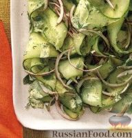 Фото к рецепту: Салат из огурцов и красного лука