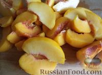 Фото приготовления рецепта: Варенье из нарезанных персиков - шаг №4