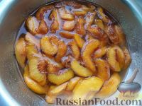 Фото приготовления рецепта: Варенье из нарезанных персиков - шаг №7