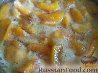 Фото приготовления рецепта: Варенье из нарезанных персиков - шаг №8
