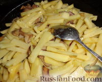 Фото приготовления рецепта: Жареная картошка с грибами маслятами и сметаной - шаг №9