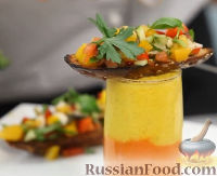 Фото к рецепту: Желто-красный гаспачо и брускетта с салатом