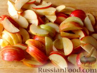 Фото приготовления рецепта: Яблочный пирог в сметанной заливке - шаг №4