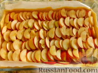 Фото приготовления рецепта: Яблочный пирог в сметанной заливке - шаг №6