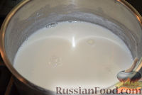 Фото приготовления рецепта: Молочное желе с ягодами и печеньем - шаг №3
