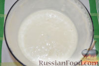 Фото приготовления рецепта: Молочное желе с ягодами и печеньем - шаг №2