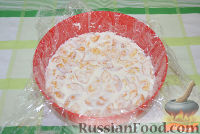 Фото приготовления рецепта: Молочное желе с ягодами и печеньем - шаг №6