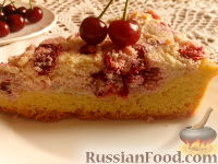 Фото к рецепту: Пирог с вишней и творожным кремом