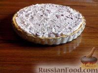 Фото приготовления рецепта: Пирог с вишней и творожным кремом - шаг №8