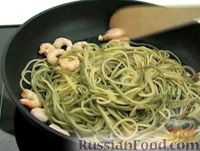 Фото приготовления рецепта: Спагетти с креветками - шаг №10