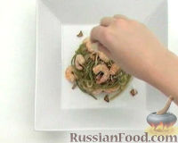 Фото приготовления рецепта: Спагетти с креветками - шаг №11