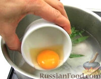 Фото приготовления рецепта: Салат с яйцами-пашот - шаг №3