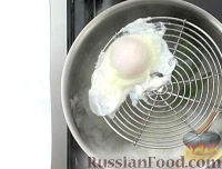 Фото приготовления рецепта: Салат с яйцами-пашот - шаг №4