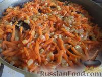 Фото приготовления рецепта: Салат с жареными баклажанами, помидорами и яйцом - шаг №11