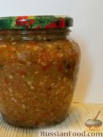 Фото приготовления рецепта: Салат с помидорами, луком, оливками и сухариками - шаг №6