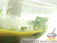 Фото приготовления рецепта: Рыба, тушенная с помидорами и пекинской капустой - шаг №13
