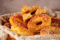 Фото к рецепту: Несладкие творожные булочки-колечки с сыром и кунжутом