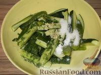Фото приготовления рецепта: Салат из огурцов «Дамские пальчики» - шаг №5