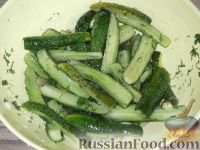 Фото приготовления рецепта: Салат из огурцов «Дамские пальчики» - шаг №6