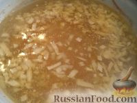 Фото приготовления рецепта: Куриный суп с манными галушками - шаг №5