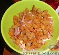 Фото к рецепту: Холостяцкий салатик с сухариками за 5 минут