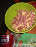 Фото приготовления рецепта: Холостяцкий салатик с сухариками за 5 минут - шаг №4