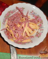 Фото приготовления рецепта: Закусочный салат с колбасой и сыром - шаг №3