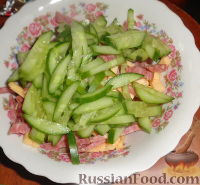 Фото приготовления рецепта: Закусочный салат с колбасой и сыром - шаг №5